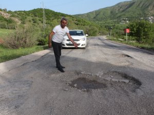 Karayolunda açılan çukurlar tehlike saçıyor