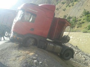 Hakkari’de inanılmaz kaza mucize kurtuluş