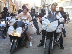 Gelin motosikleti renkli görüntülere sahne oldu