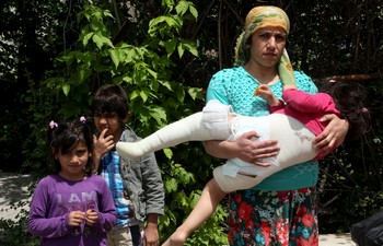 Kapıcı çift üç çocuklarıyla sokağa atıldı