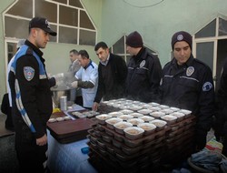 Hakkari polisi aşure dağıttı