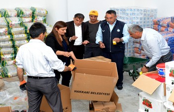 Belediyenin yardımı kolileri Yüksekova’ya doğru yola çıktı