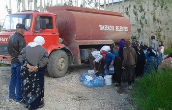 İtfaiye ekipleri vatandaşlara su dağıtıyor