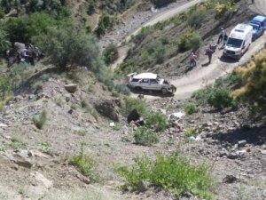 Otomobil uçuruma yuvarlandı 2 ölü