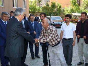 Hakkari'de çiftçilere arılı kovan dağıtıldı