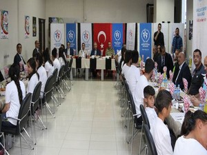 Başarılı sporcular onuruna yemek verildi