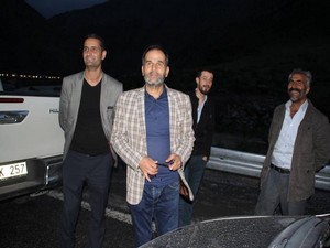 Hakkari'de sel karayolunu kapattı