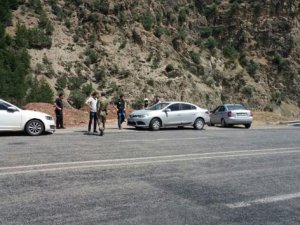 Polis aracına çarparak kaçtılar