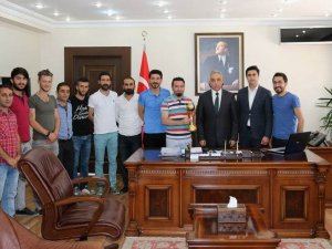 23 Nisan gençlik ve spor kulübün'den Vali Toprak'a ziyaret