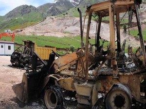 Araçlar yakıldı, 25 personelden haber alınamıyor