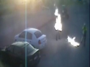 Üzerine benzin döküp kendini yaktı
