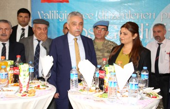 Vali Toprak halkla bayramlaştı