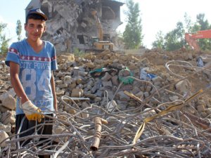 Enkaz yığınları ekmek kapısı oldu