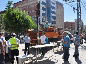 Yüksekova'da trafik sorunu çözlüyor