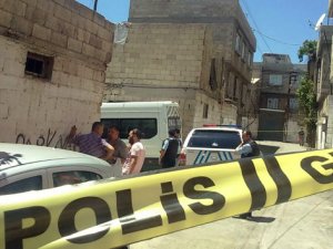 Bir polis başından vuruldu