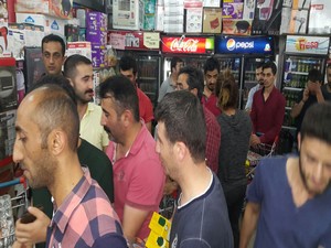 Hakkari’de halk fırın, market ve bankalara akın etti