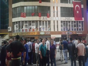 Hakkari’de darbeye hayır yürüyüşü yapıldı