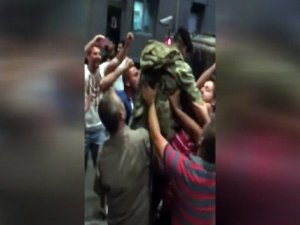 Silah doğrultmayan asker omuzlarda taşındı