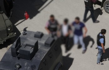 Hakkari’de cafe baskını 1 muhabir 3 gözaltı