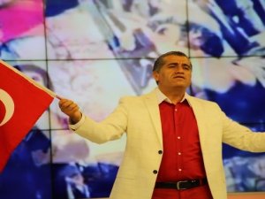 Hakkarili ünlü türkücüden demokrasi nöbetine türkülü destek