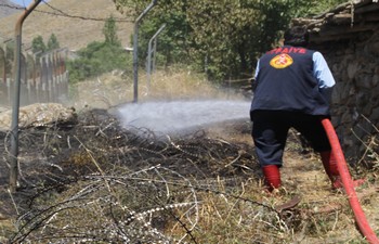 Hakkari’de anız yangını