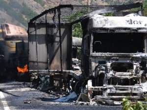 Karayolunda 2 iş makinası ile 3 TIR ateşe verildi