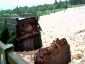 köprü çöktü: 22 kişi kayıp