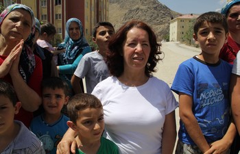 Hakkari’de kadınlar yola barikat kurdu