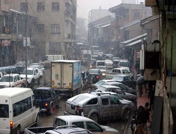 Caddeler Şemdinli trafiğene dar geliyor