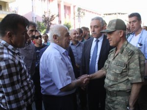 Vali ve komutanlar Hakkari sokaklarında