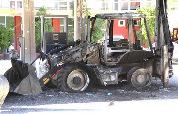 Hakkari’de PKK 2 iş makinesini ateşe verdi