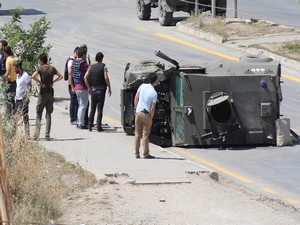 Zırhlı araç devrildi: 3 Yaralı