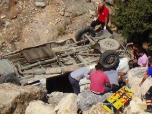 Minibüs Uçuruma yuvarlandı: 8 ölü, 18 yaralı