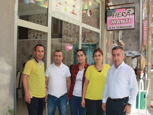 Gazetecilere Şemsiyeli sokakta yemek verildi