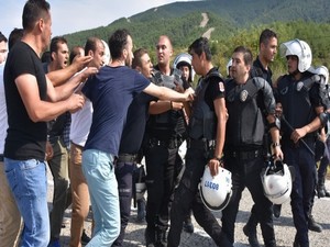 Cenazede Gerginlik 300 kişi Hastanelik oldu