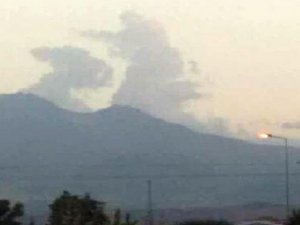 Dağda buluttan yükselen asker silueti şaşırttı