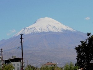 Ağrı Dağı'na yılın ilk karı yağdı