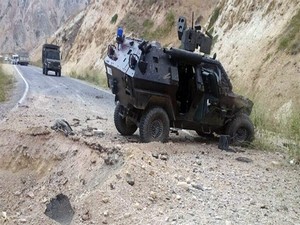 Şemdinli'de zırhlı aracın geçişi esnasında patlama