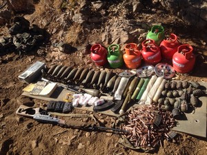 Hakkari Kovan tepede cephanelik bulundu