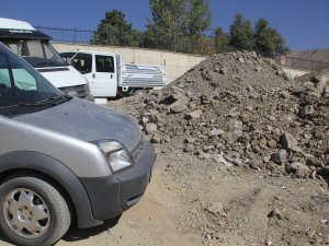 Esnaftan yol kenarında unutulan hafriyata tepki