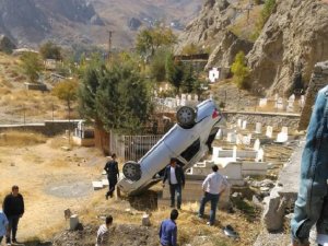 Hakkari’de virajı alamayan otomobil takla attı: 2 yaralı