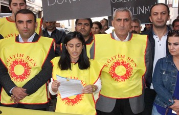 Emekçiler görevden alınan öğretmene sahip çıktı