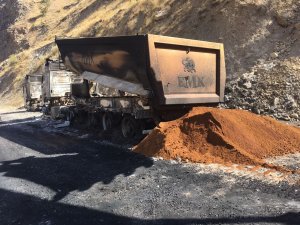 PKK’nin yaktığı TIR’lar kaldırıldı