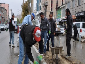 Yüksekova'da hasar gören refüjleri onarıyor