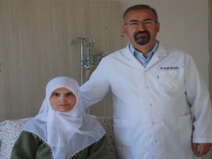 Sedyeyle geldiği hastaneden yürüyerek çıktı