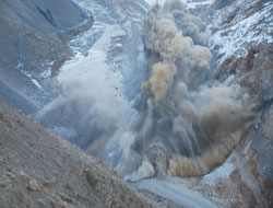 Dinamitli yol çalışması