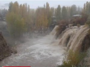 Kar yağdı Muradiye şelalesi coştu