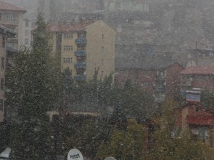 Hakkari'ye kısa süreli kar yağdı