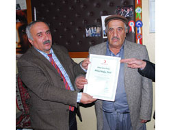 Kızılay 37 yıllık üyesini ödüllendirdi