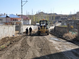 Yüksekova'da enkaz kaldırma çalışmaları sürüyor